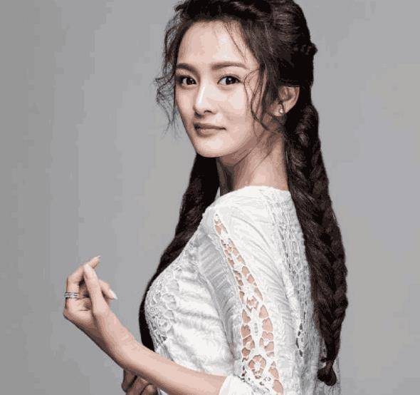 代文雯饰演的隆招娣乖巧可爱,尤其是和高棒子的爱情戏,将隆招娣天性活