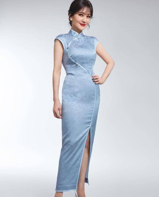 滤镜下的赵雅芝脸有点僵,但穿上旗袍的身段,真不像是66岁的奶奶_气质