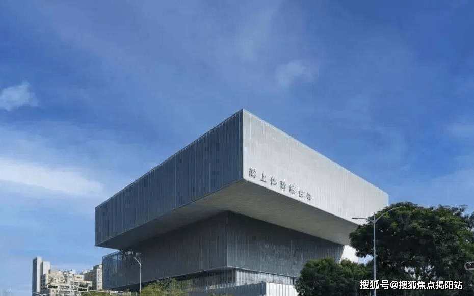 (简上体育馆实景图)封面大城:龙华大道头排,建面约35万㎡大城综合体l