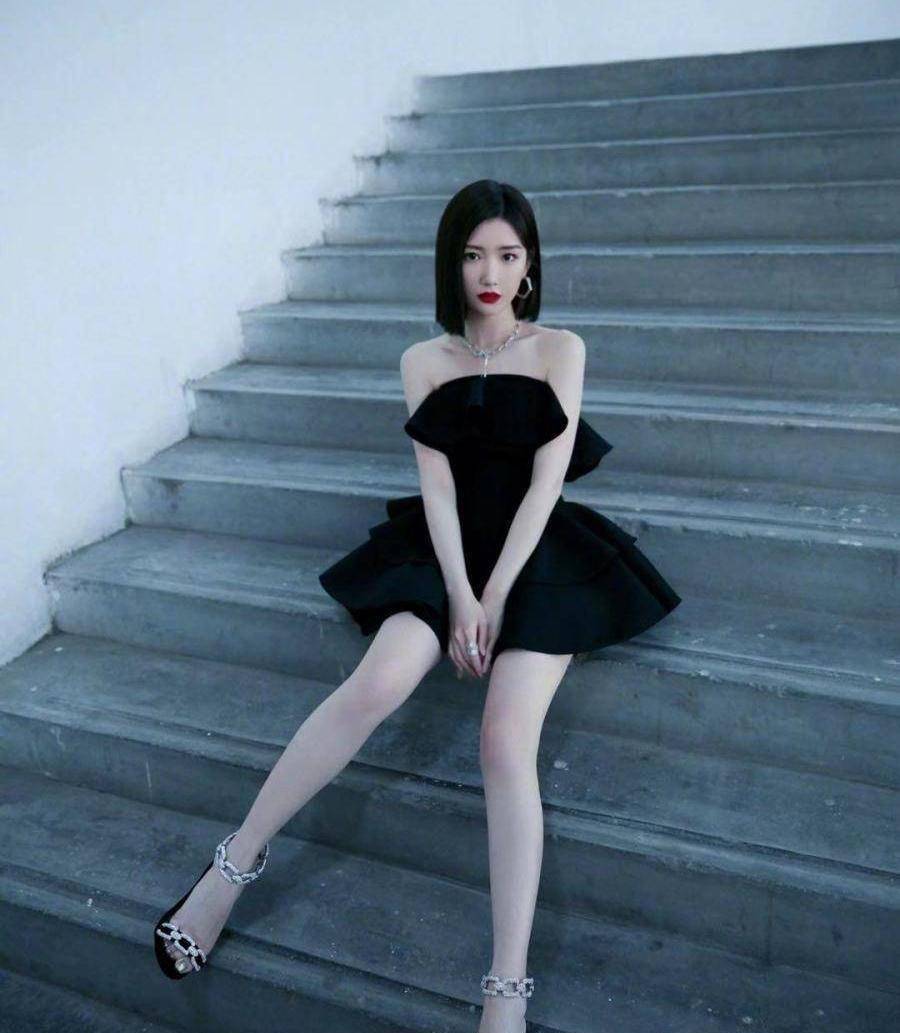 毛晓彤在楼道里拍大片,穿短裙还敢坐在台阶上,腿型太圈粉了_显得_成功