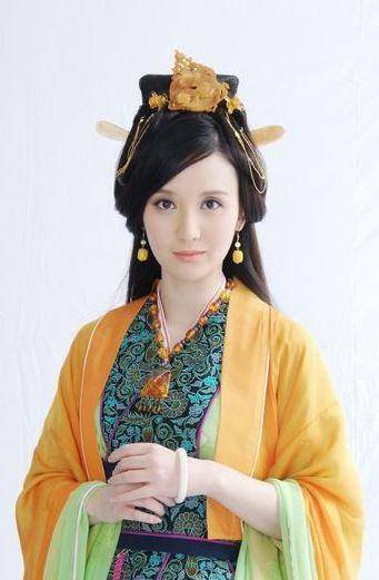 一个被玻尿酸毁了的女星,如今38岁面目全非,年轻时五官精致太美_张萌