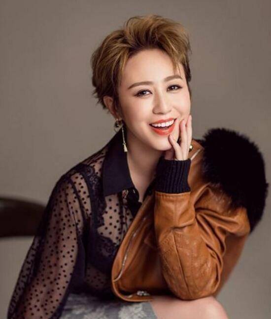 姐妹"卡洛琳合影,实则为两人主演新片宣传造势_贝丝·比厄_电影_成功