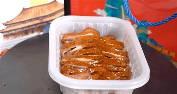 一份奢华版北京烤鸭礼盒,包含脆皮鸭肉 秘制烤鸭专用酱 辣酱 葱丝