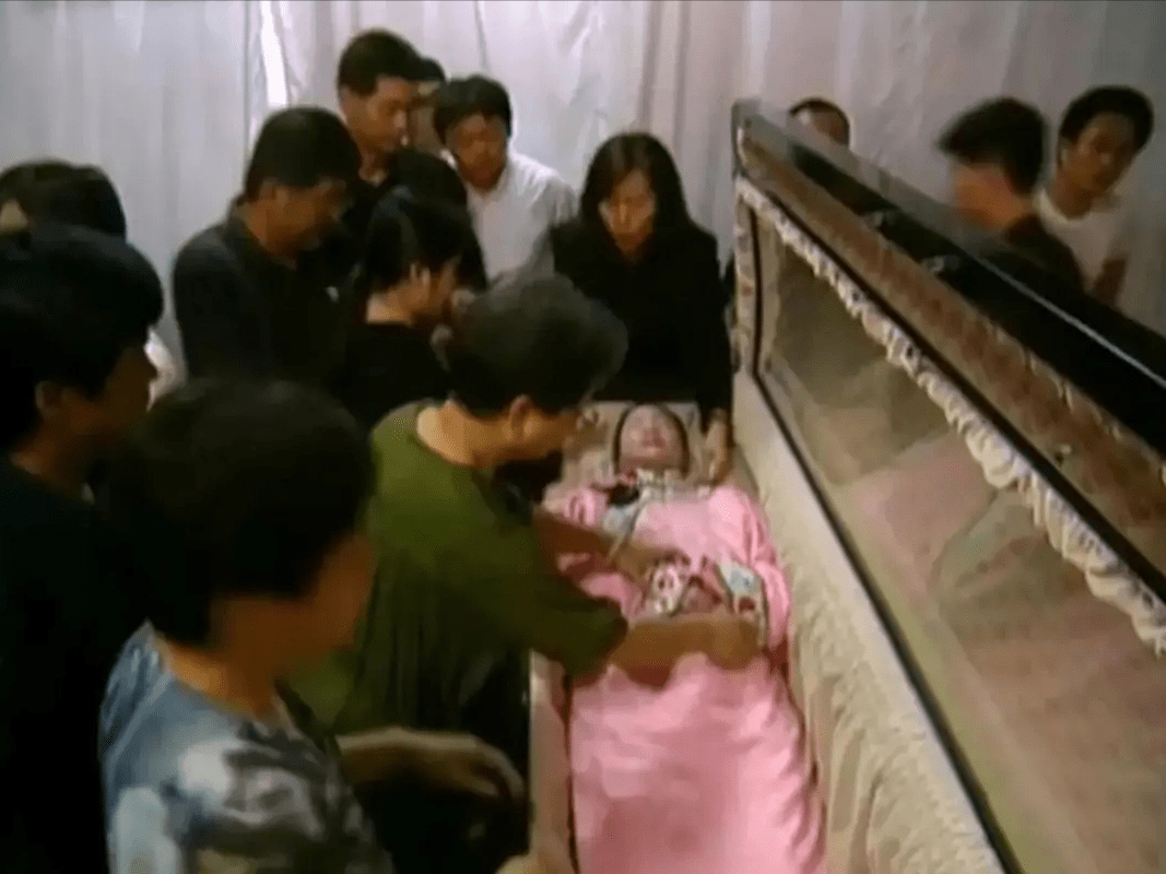 6星大葬礼,墓前塑像价值千万,葬礼规模媲美国葬_邓丽君_棺材_黄家驹