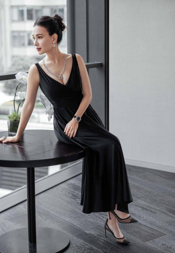 女星卢靖姗一袭黑色长裙大v背带佩戴名贵珠宝,优雅高贵惊艳全场