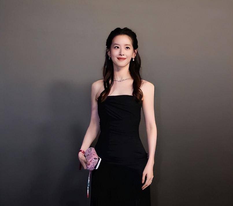 章泽天惊艳亮相戛纳晚宴,一袭黑色紧身连衣裙,散发迷人魅力_女性_成功