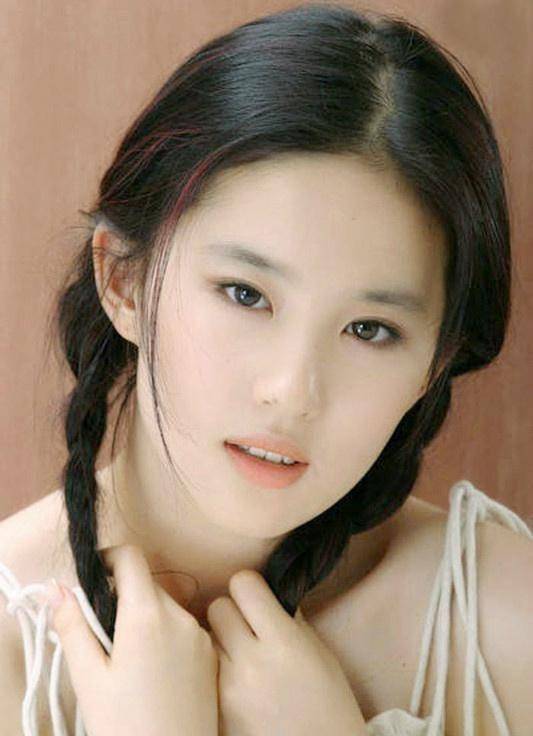 刘亦菲麻花辫嫩得"掐出水",简约吊带也能穿出"仙气四溢"效果_女人