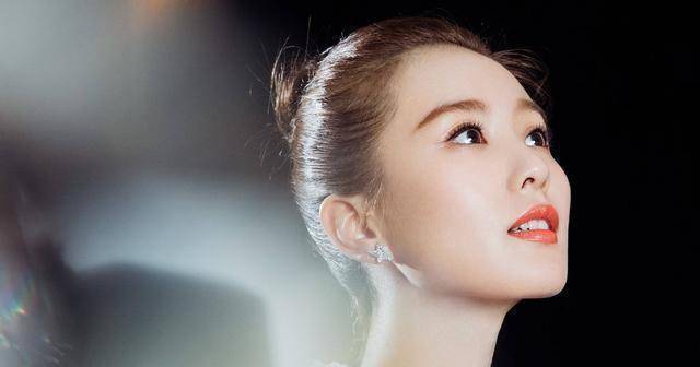 刘诗诗产后颜值耐打,登芭莎封面天鹅颈依旧,但发际线却被批不可_皮肤