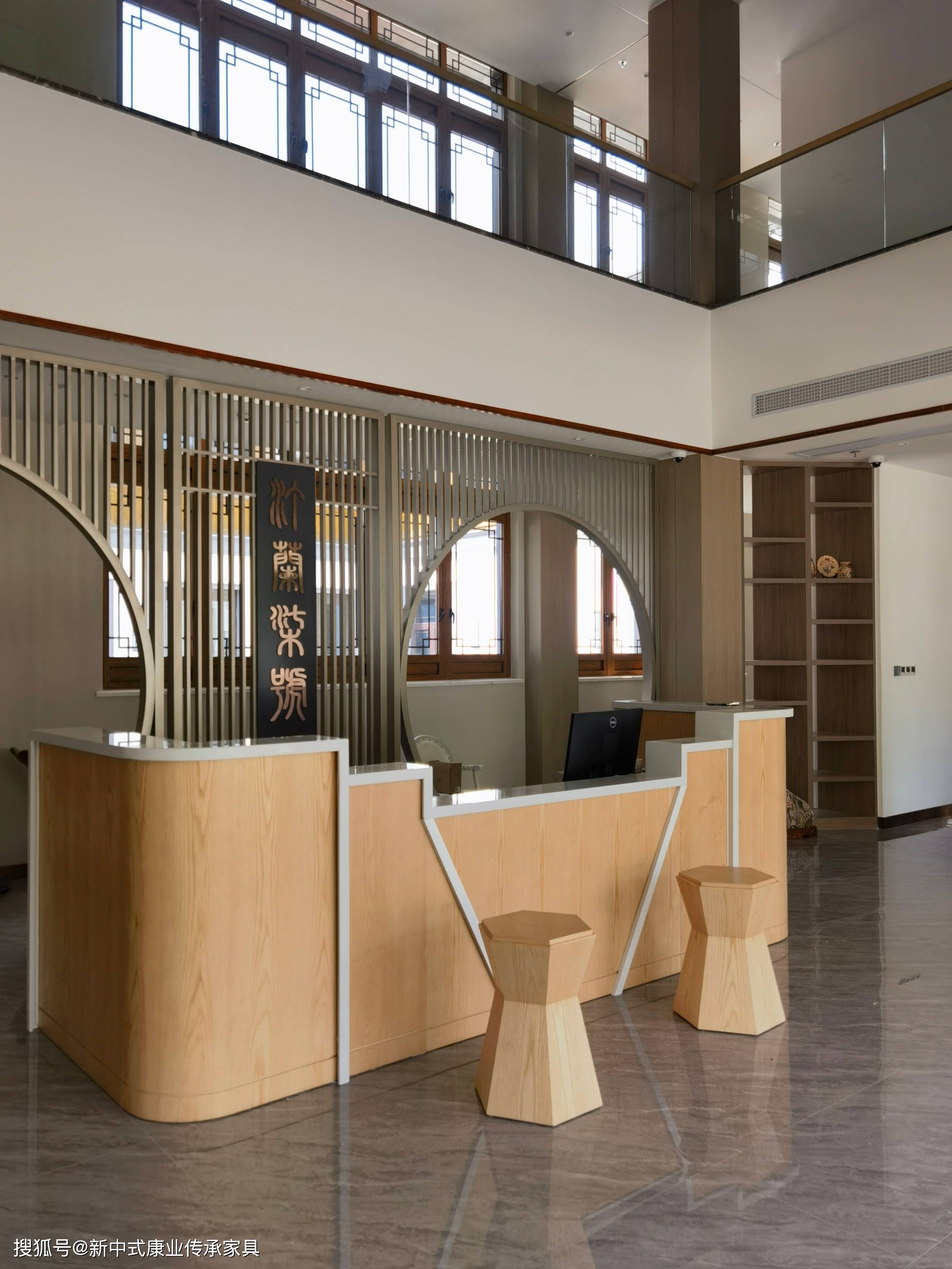 民宿整体采用新中式设计风格,前台区域以原木材质与格栅样式的门洞