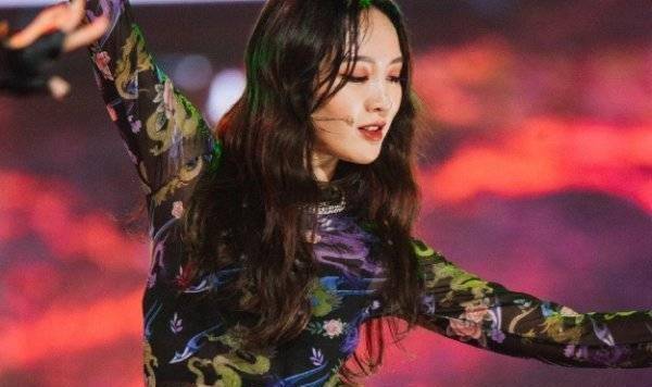 孟佳工作室就封面抄袭一事道歉,你觉得是工作人员的失误还是替艺人