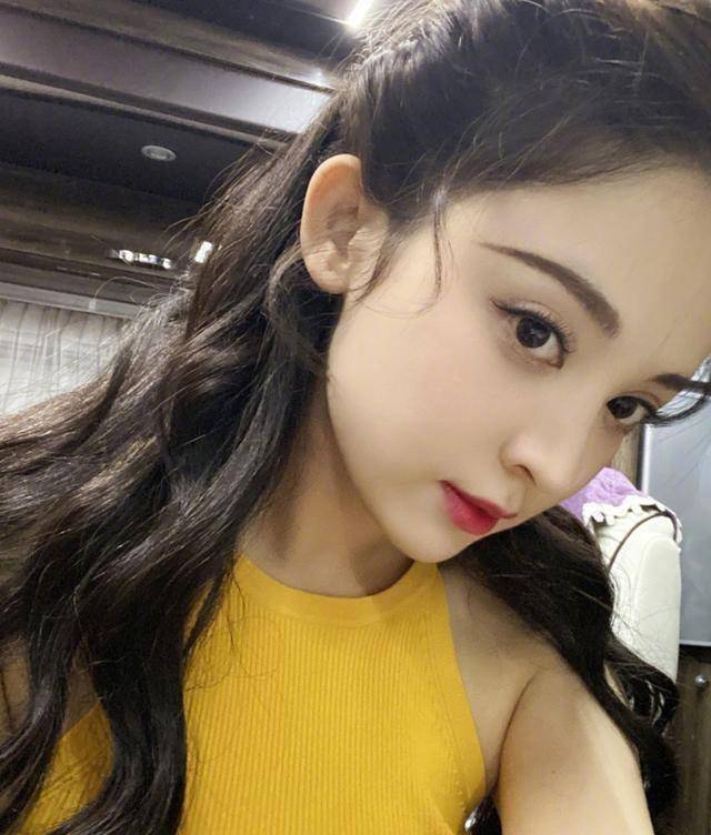 娜扎发量恢复像洋娃娃,合影素人颜值万里挑一_显得_白色_造型