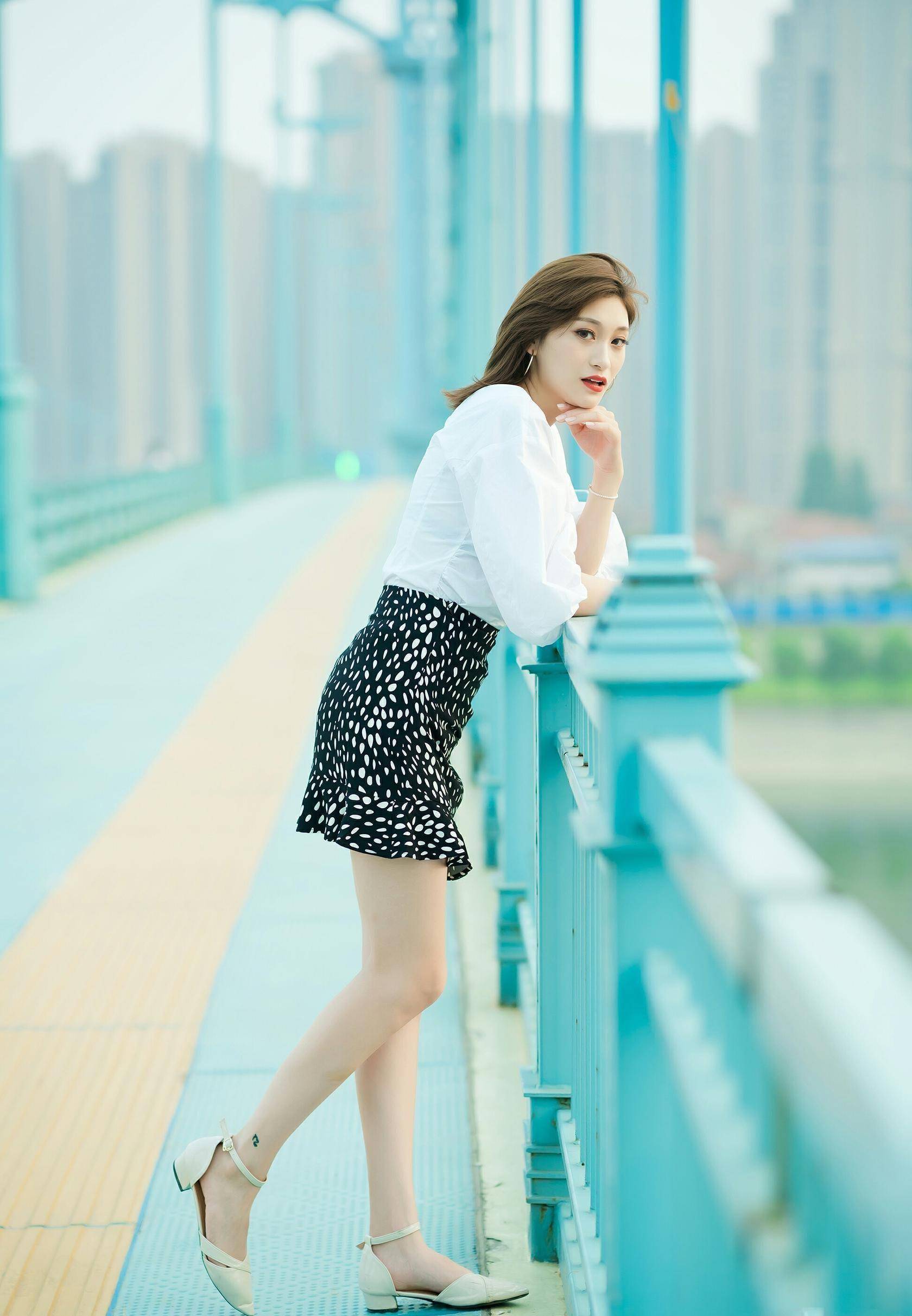 美女越穿越熟的裙子,颜色和款式一直在变,形成的风景线很可观!