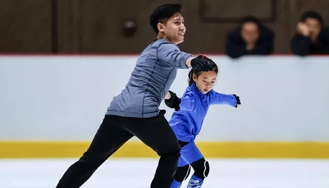 申雪赵宏博的女儿:苗条的像她爸爸,她已经9_滑冰_赵雪儿_运动