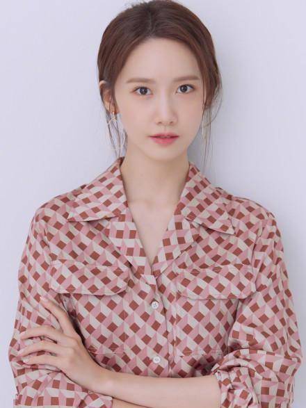 头发凌乱地披散,展现出慵懒随性的女人味,不得不说林允儿"女团颜霸"的