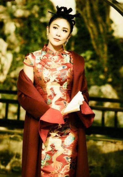 哪有刘嘉玲这么玩复古的?