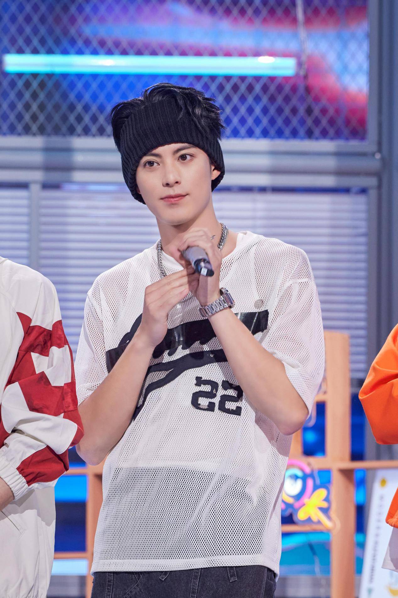 王鹤棣《你好星期六》中臂力惊人一把提起周柯宇 檀