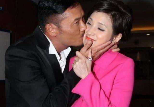 苗侨伟戚美珍庆结婚29周年,两人当众热吻,谭咏麟古天乐罕见现身_夫妻