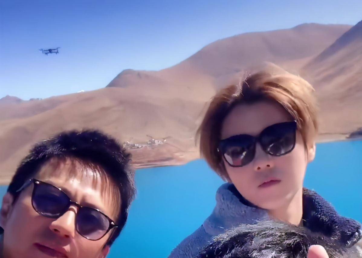 对镜头炫耀秀恩爱,粉丝看后艾特关晓彤_陈赫_服装_邓超