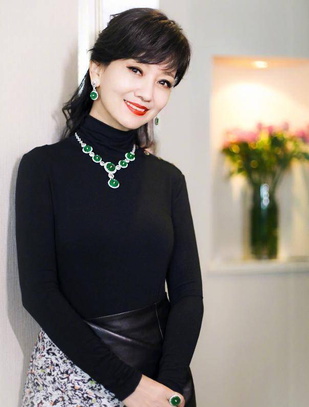 65岁赵雅芝近照对镜托腮笑容温柔,不愧为冻龄女神_年代_影视圈_角色