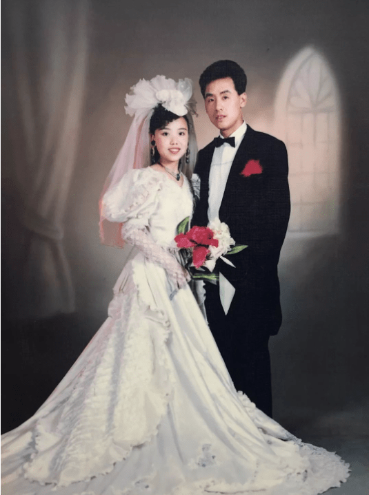 九十年代结婚照:纯洁的婚纱和感人的场景,现场真幸福