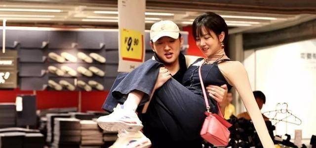 于小彤深夜与异性k歌畅饮,酒量差还装社会人_女朋友_感情_陈小