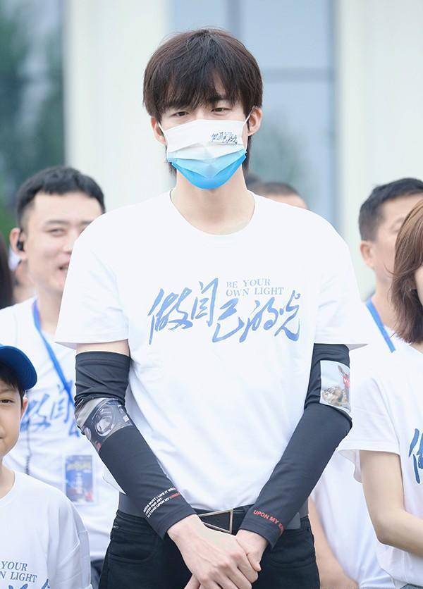 《做自己的光》刘宇宁照片刘宇宁在《做自己的光》中饰演男主"蒋俊豪"