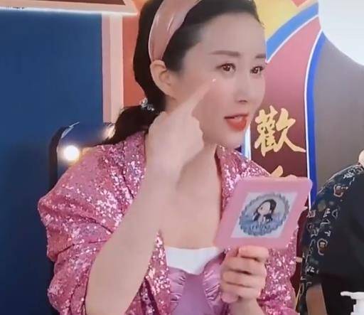 可随着年龄的增长,舒畅的颜值开始直线下滑,甚至需要靠医美,来维持