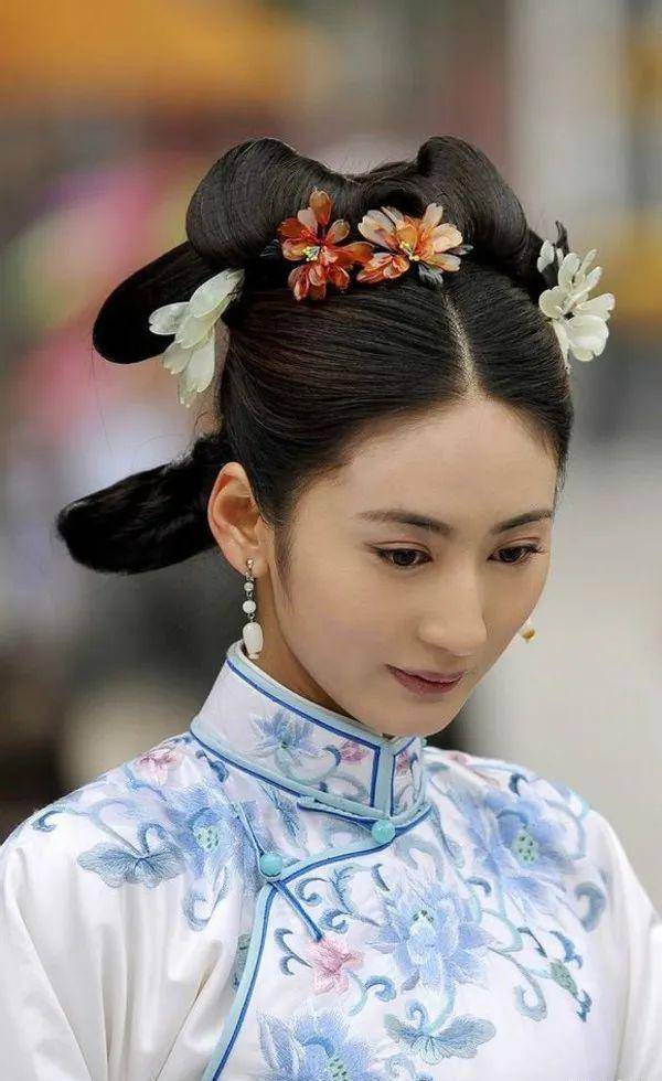 她的外表柔弱,但她的内心坚韧,但十三被困养蜂夹道,绿芜只身前往陪伴