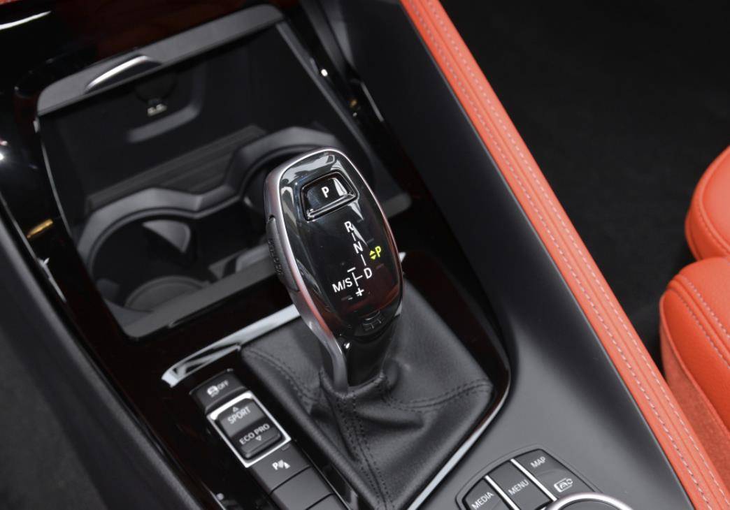 0t的发动机,传动匹配的是7挡湿式双离合变速箱和8挡手自一体变速箱,最