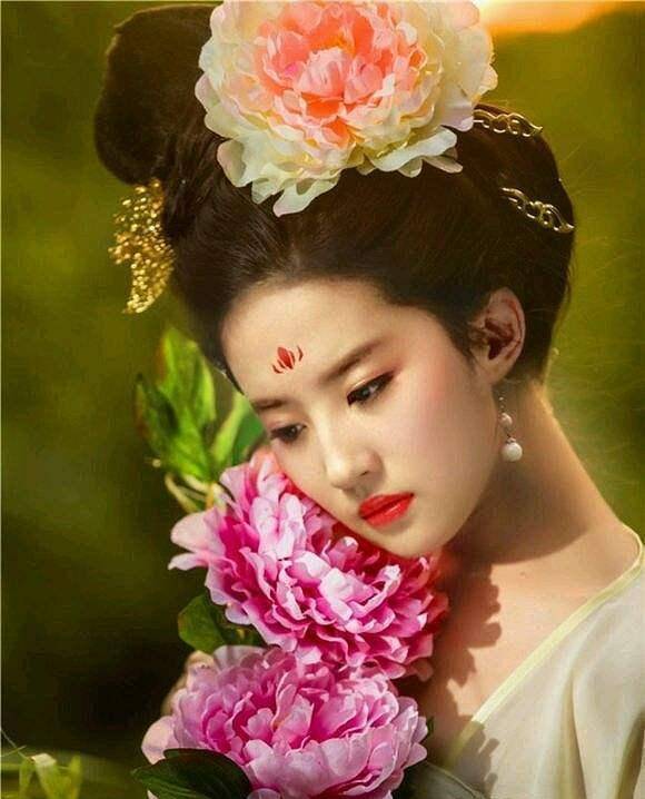 淡红色花心,渐变成鹅黄色,高高的发髻,搭配这样大朵的牡丹再合适不过