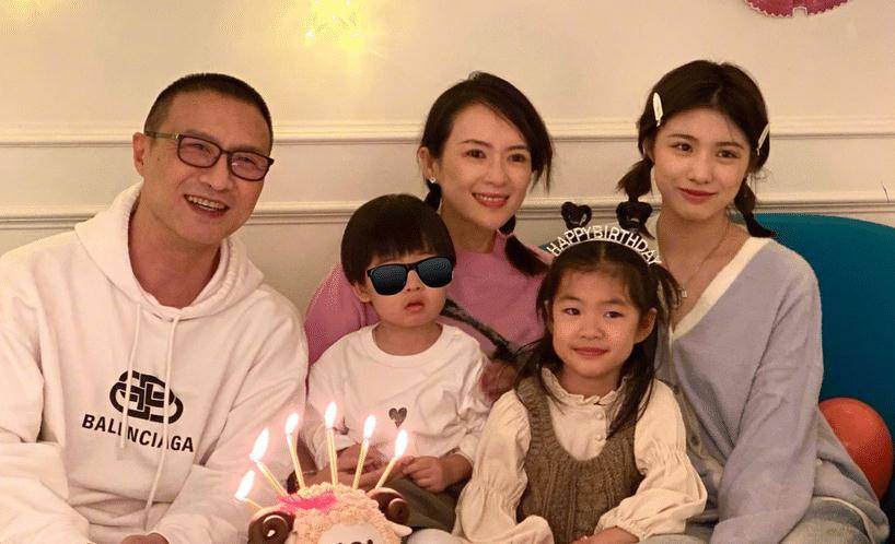 蹲下来喂2岁儿子喝水,五官长相极像汪峰_孩子_带着_妈妈