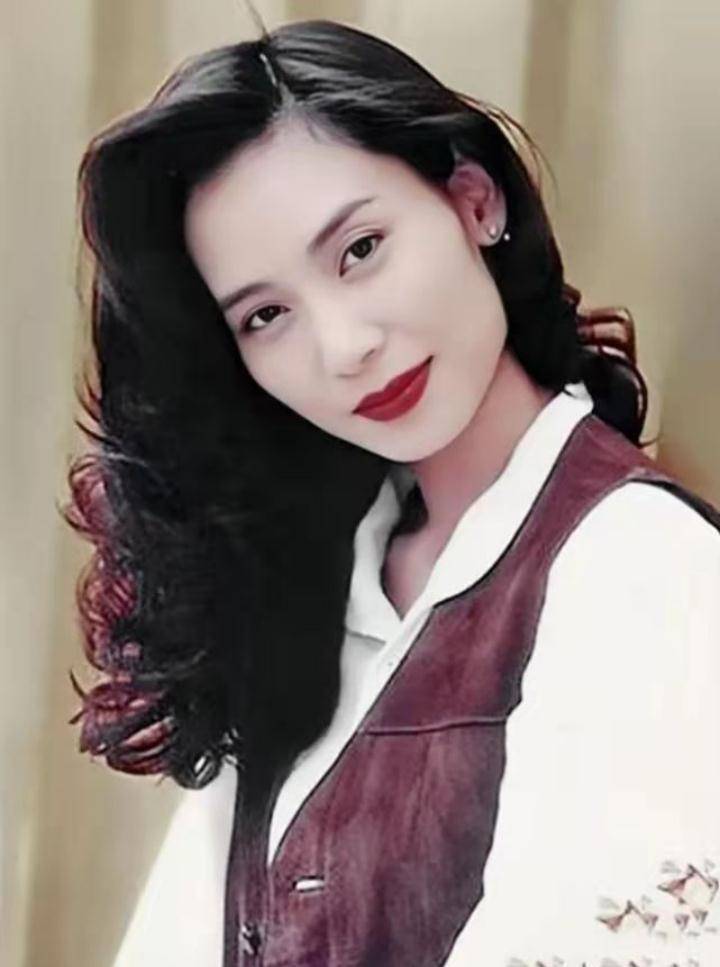 90年代港姐邝美云,花光积蓄买香港10套房还背巨额房贷,如今怎样_珠宝