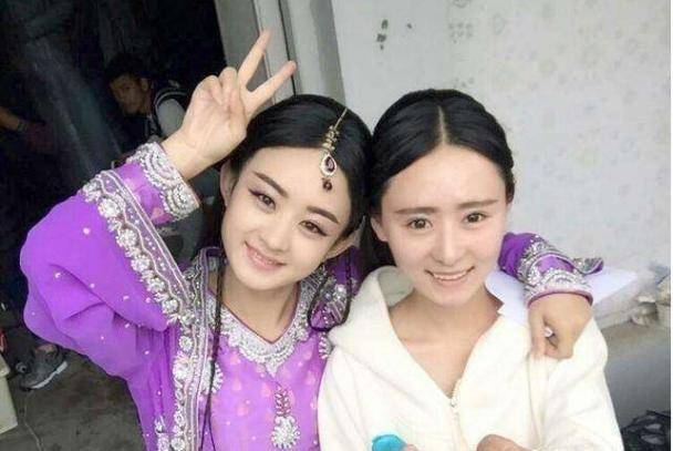 但是杨幂的替身看上去少了杨幂的那一份灵动和优美,看上去眼睛虽然大