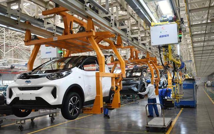 之后,国产车就面世了,虽然这一面世的国产车的原型是以美国瑞雷型汽车