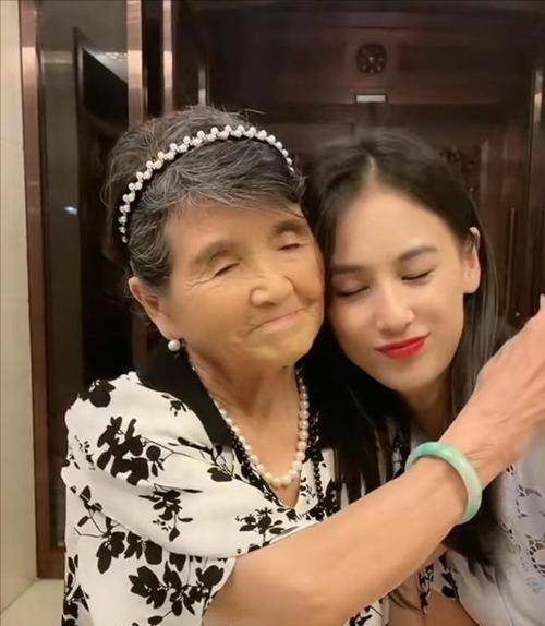 杨子的母亲刘丽芹:前儿媳陶虹太强势,黄圣依是她心中的完美儿媳_婆婆