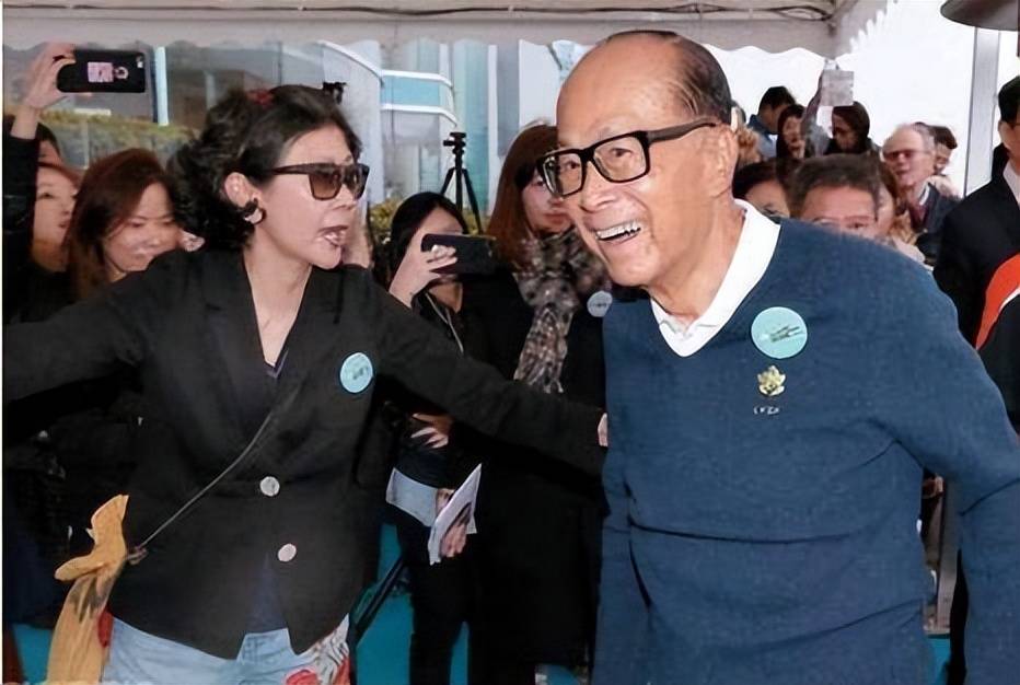 其实说来也是很奇怪,李嘉诚这么多年跟周凯旋的感情也是公开的,可是他