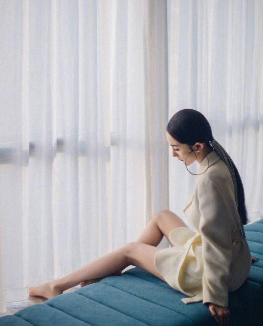 杨幂起近照火了,细腰长腿赤足太吸睛,冯提莫睡衣装俏皮可爱_穿着_好