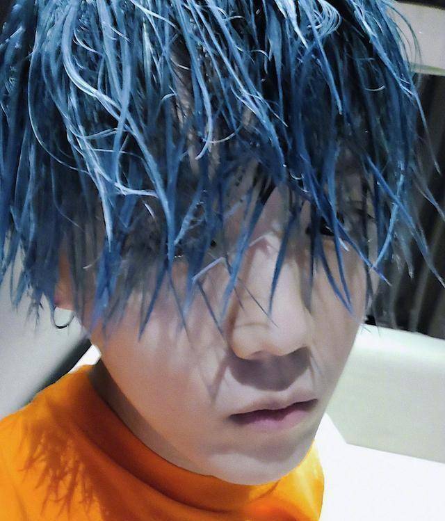 首先当然是昨天引发热议的鹿晗了,从照片中可以看出鹿晗好像是刚刚