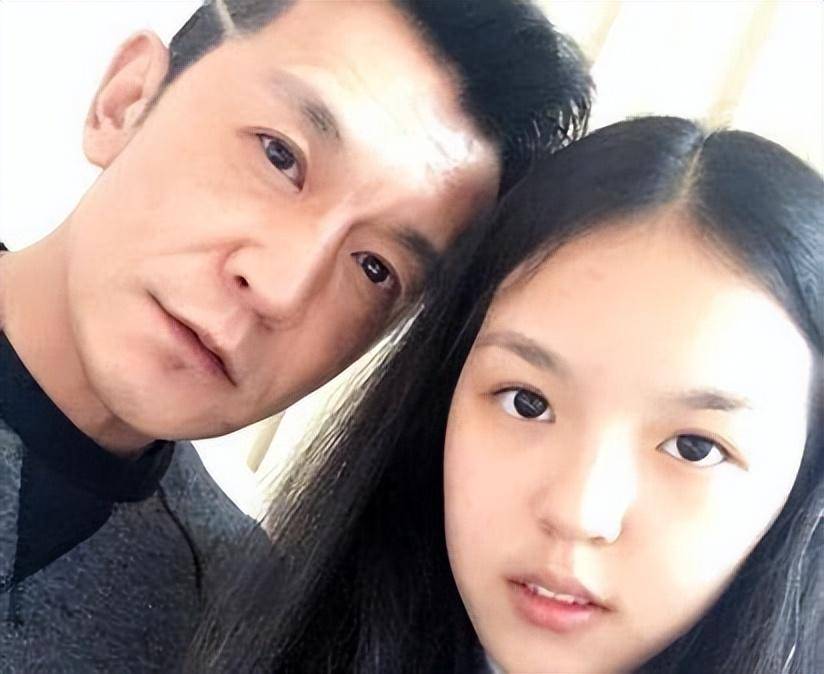 主持人李咏去世五年后,遗孀哈文晒照,与神秘男打球已开展新生活