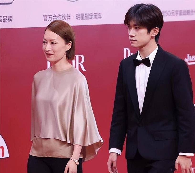 倪妮造型亮眼"杀麻了",周冬雨拉链没拉险走光太尴尬_网友_吴磊_电影节