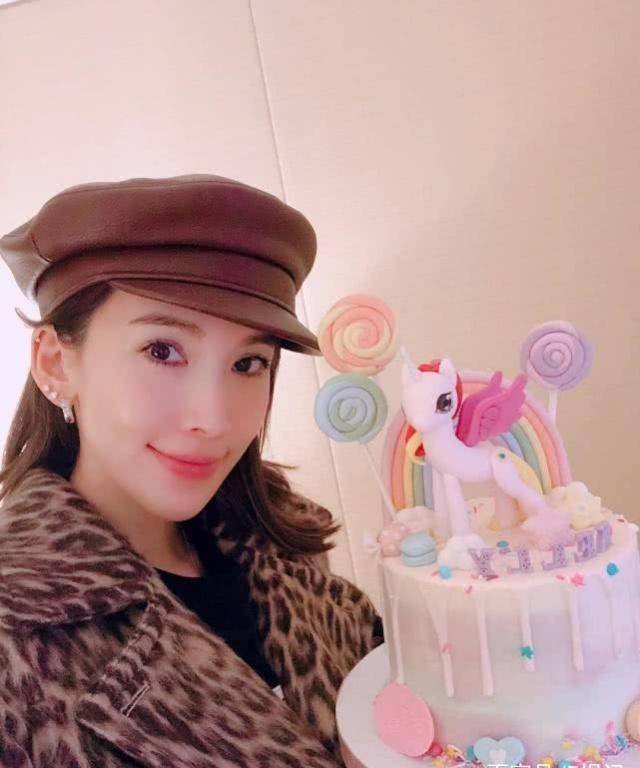 林志颖娇妻手拿卡通蛋糕庆生35岁的陈若仪依旧少女感满满_漂亮_生日卡