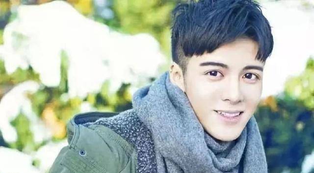 在《唐人街探案2》中,刘昊然男扮女装,穿