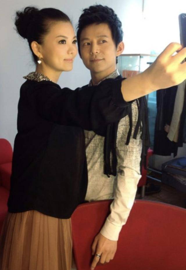 他是所有女生羡慕的对象,容颜20年不变,49岁同框00后像同龄人_何炅