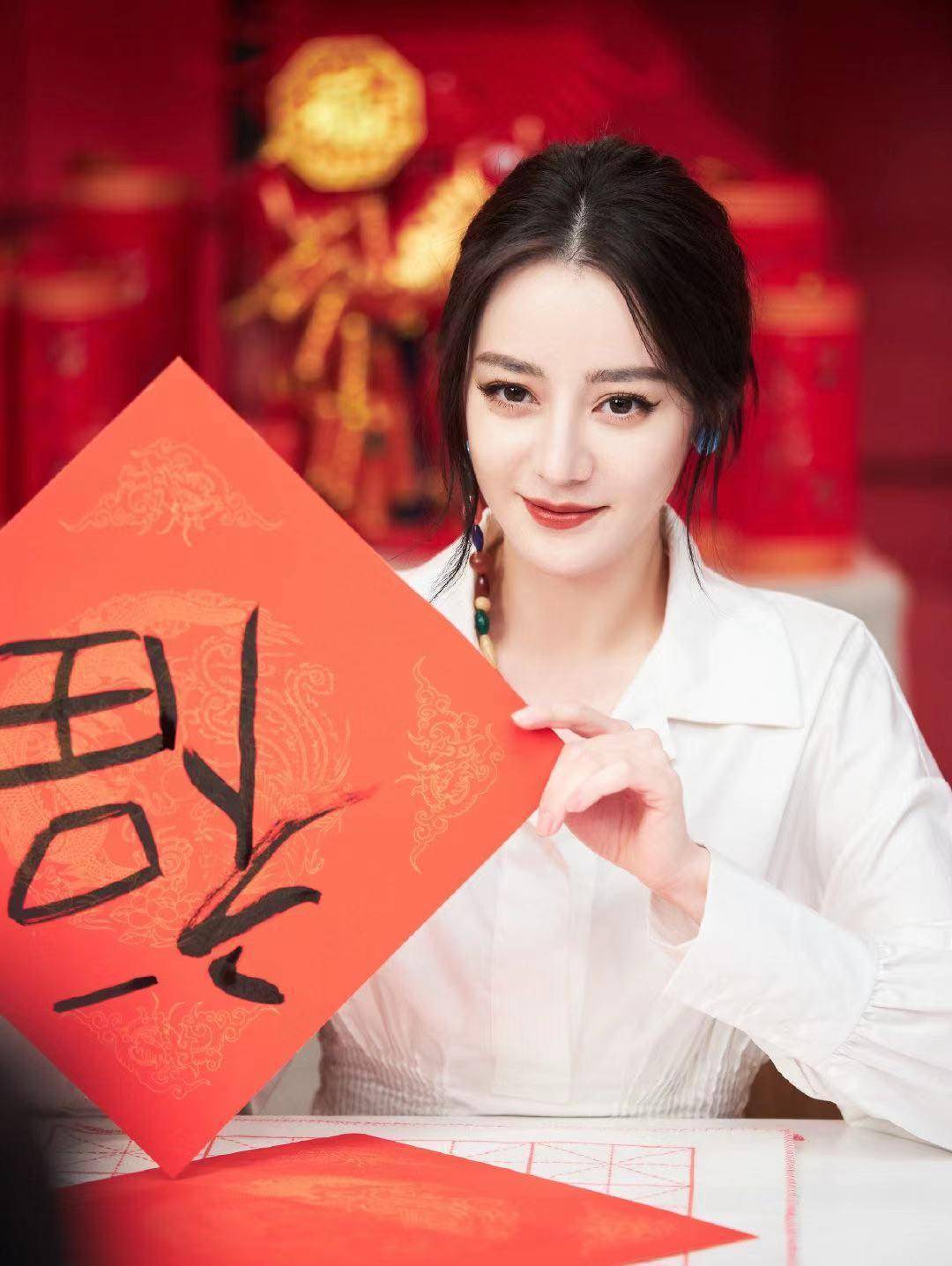 明星送福,杨幂写的福字有特色,迪丽热巴寓意深刻,周深双福满满_薇娅