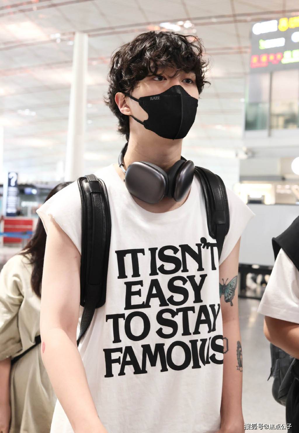 蔡徐坤宋雨琦回归,王鹤棣范丞丞机场出发酷帅_造型_队友