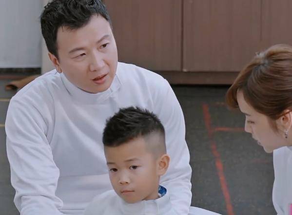难怪侯佩岑很少带儿子出镜,当孩子笑咧开嘴,导演都不想多给镜头_妈妈