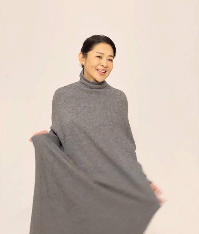 之前我在追《你好生活》的时候,倪萍老师的状态就让人羡慕:照片