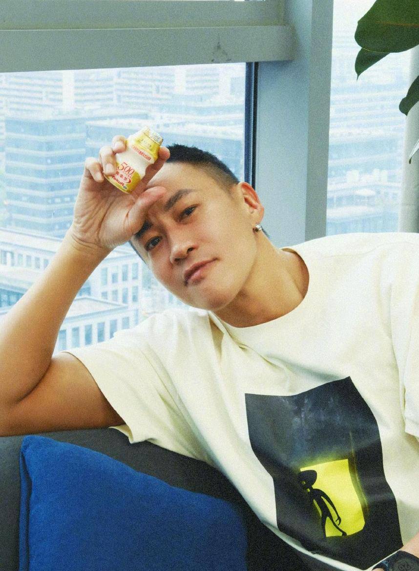 网友健身房偶遇何润东,穿工字背心肌肉线条优越,太厉害了_锻炼_好身材