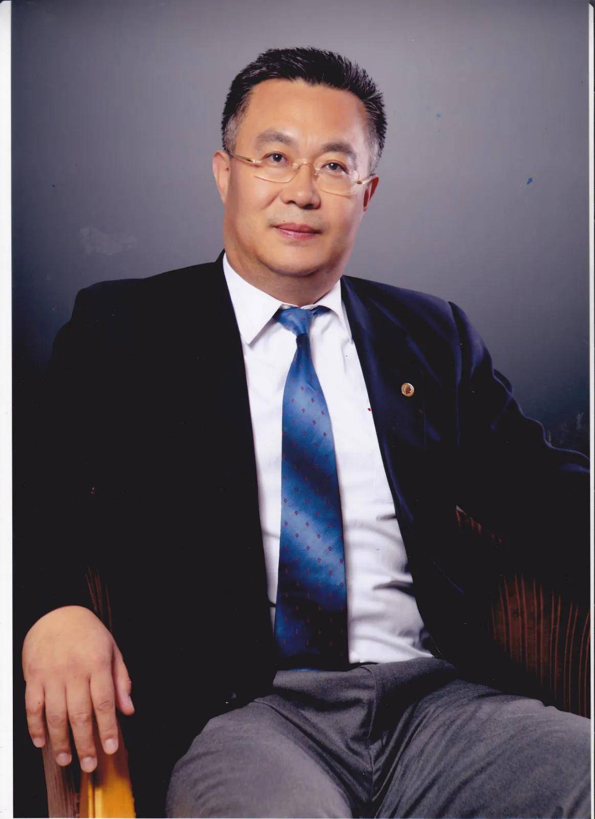 定州母子相拥而泣感动地产富豪,出钱支持环卫工儿子未来四年学费