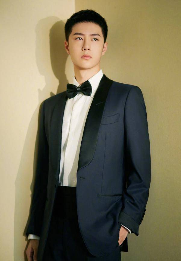 肖战的脸能叫帅?当王一博穿上西服,颜值甩他几条街_look_西装_时尚